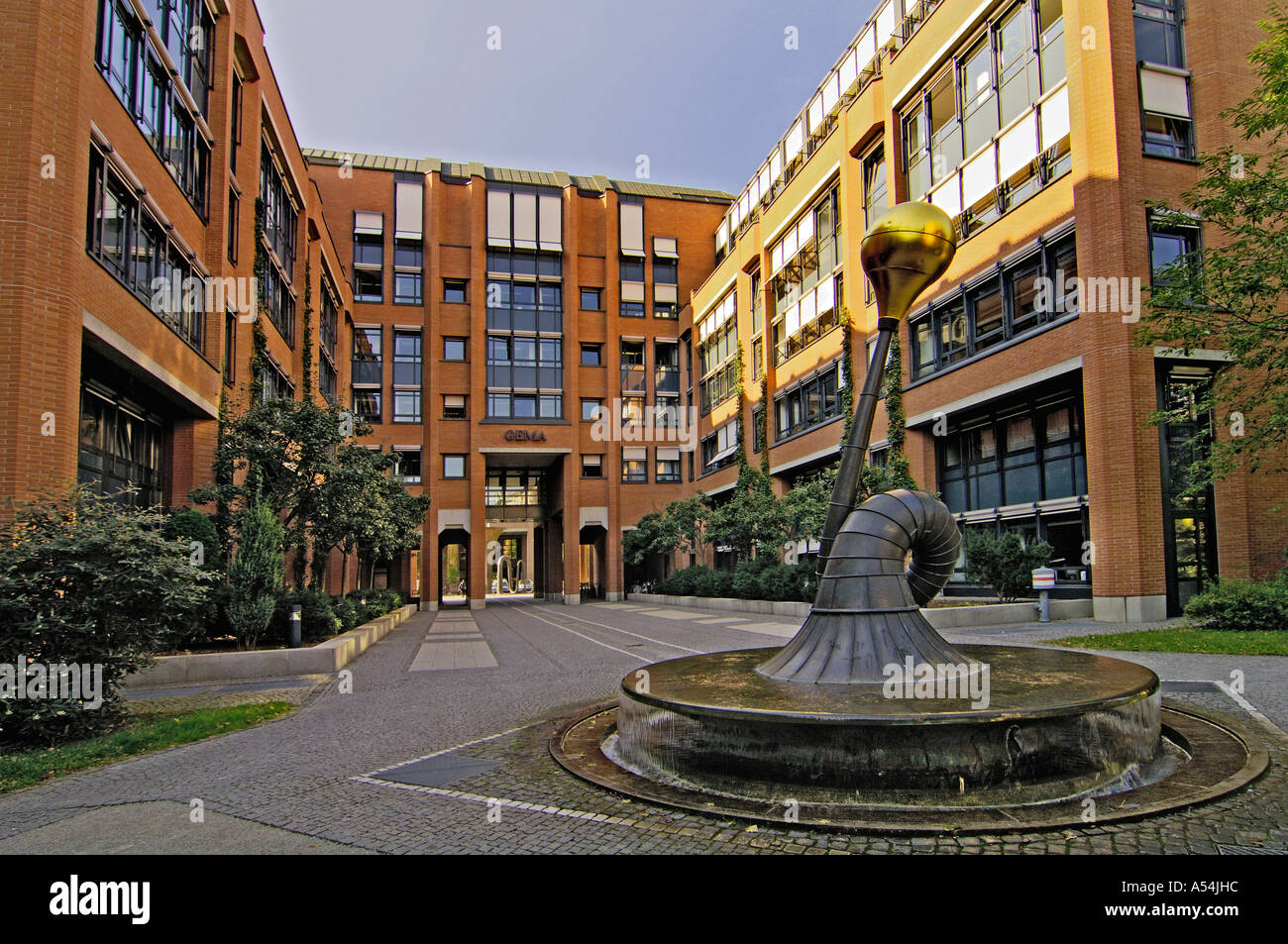 La sede principale della GEMA, fontana al centro interpretive center di Monaco di Baviera, Germania Foto Stock
