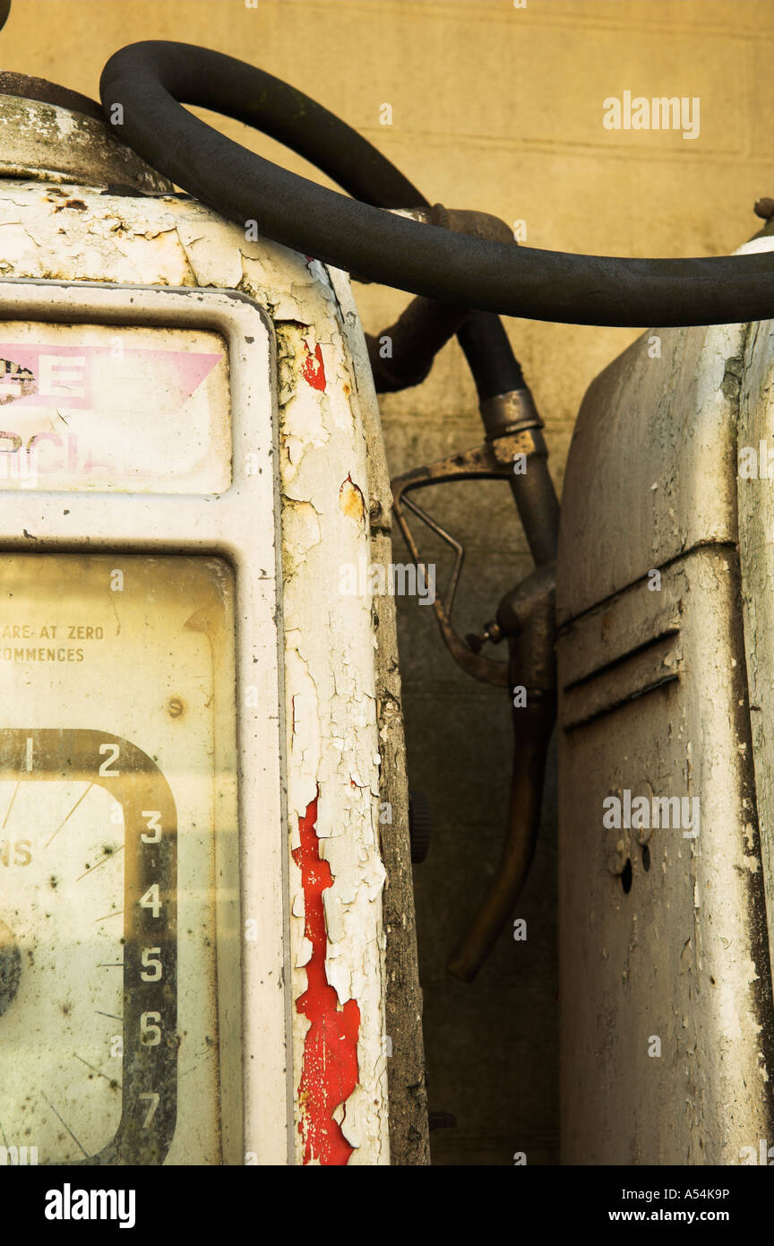 Vicino la vecchia pompa di benzina il tubo flessibile ed un ugello Foto Stock