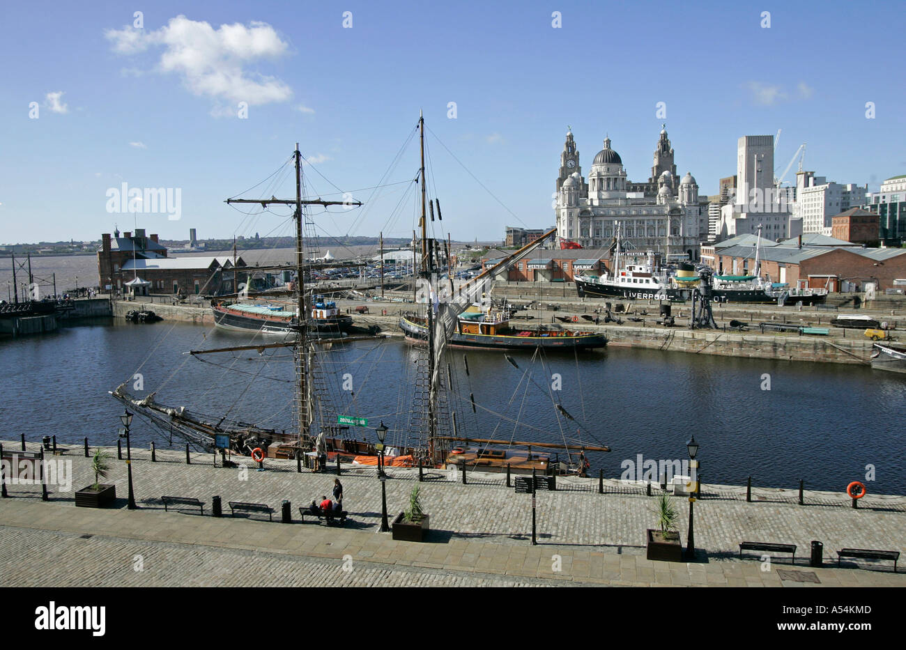 Liverpool, GBR, 22. Agosto 2005 - Vista dall'Albert Dock di Liverpool per il porto di Liverpool edificio, la Cunard Building e a Foto Stock