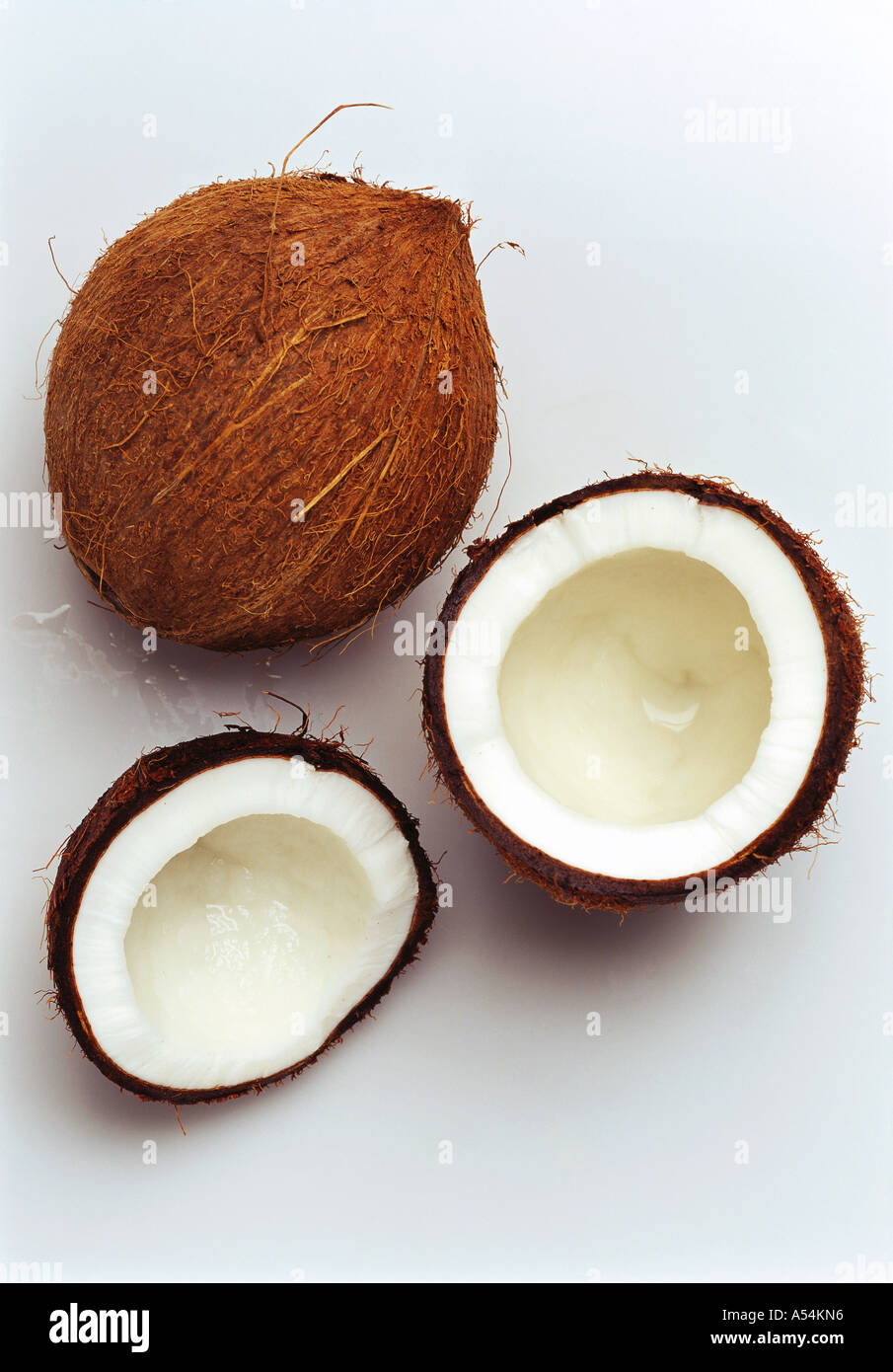 Tutta una noce di cocco e di due metà di noce di cocco Foto Stock
