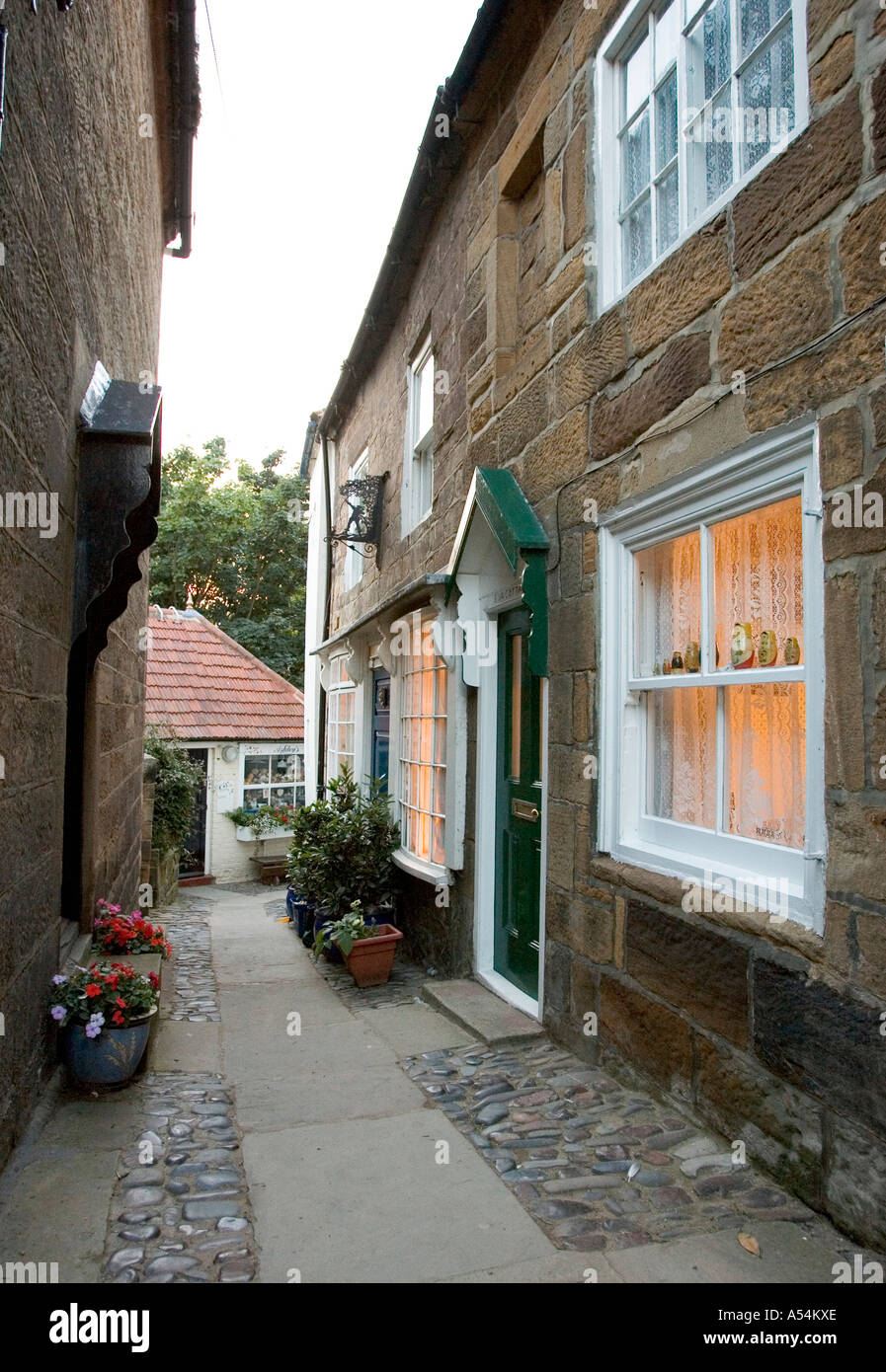 Robin cappe Bay, GBR, 17. Agosto 2005 - piccola strada nel piccolo villaggio Robin cappe Bay. Foto Stock