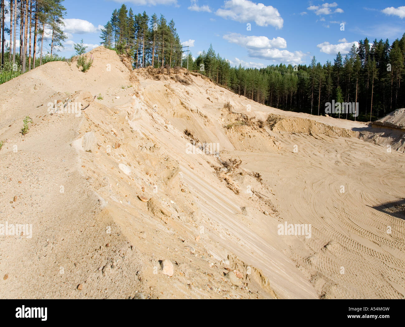 Vista di una cava di ghiaia a Sandy ridge / esker glaciale , Finlandia Foto Stock
