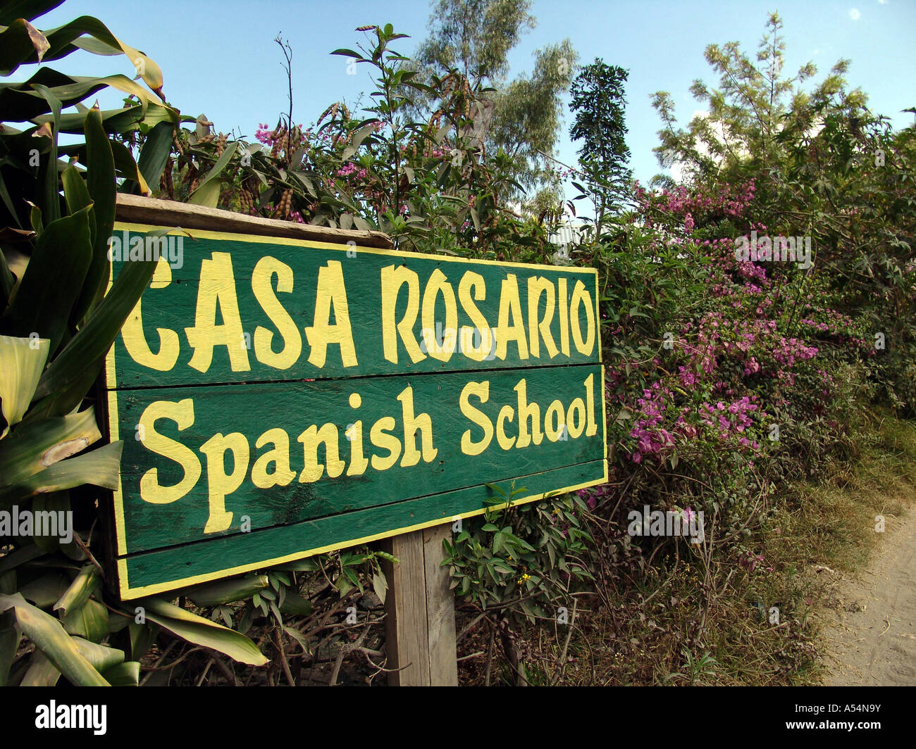 Ip Painet1681 guatemala segno per la scuola di lingua spagnola in cui singole classi insegnato onetoone visitando gli stranieri san Foto Stock