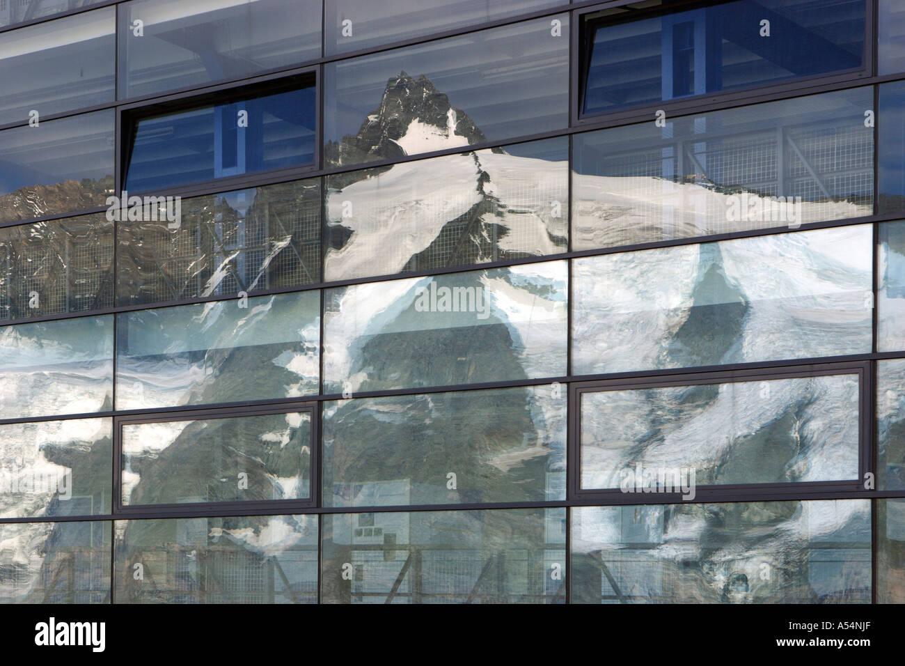 Riflessione di montagna Großglockner su vetro fronte di parcheggio casa Franz Josefs Höhe Carinzia Austria Foto Stock