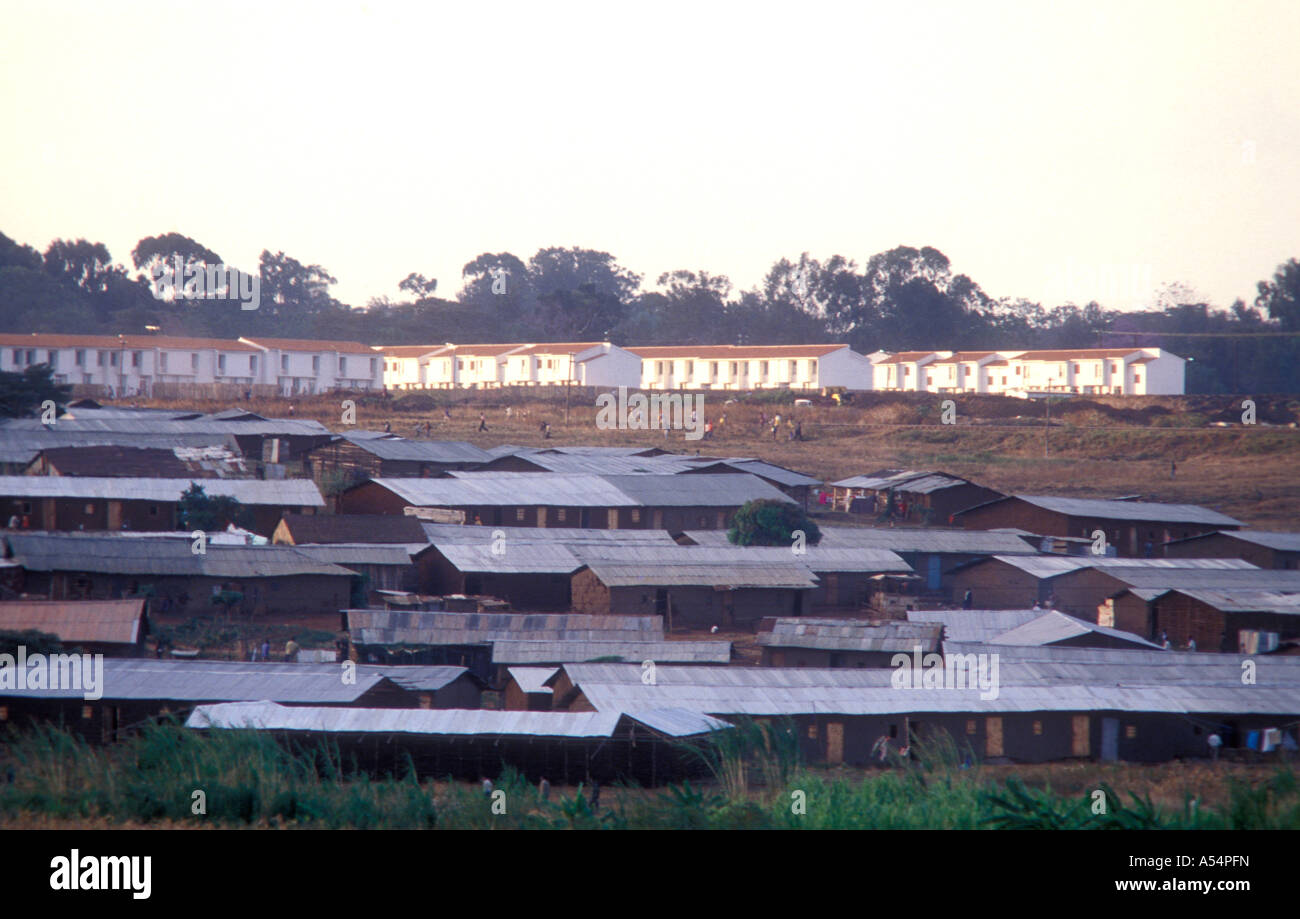 Alloggiamento delle baraccopoli di Kibera con moderne a basso costo ma di nuove case in background Nairobi Kenya Africa orientale Foto Stock