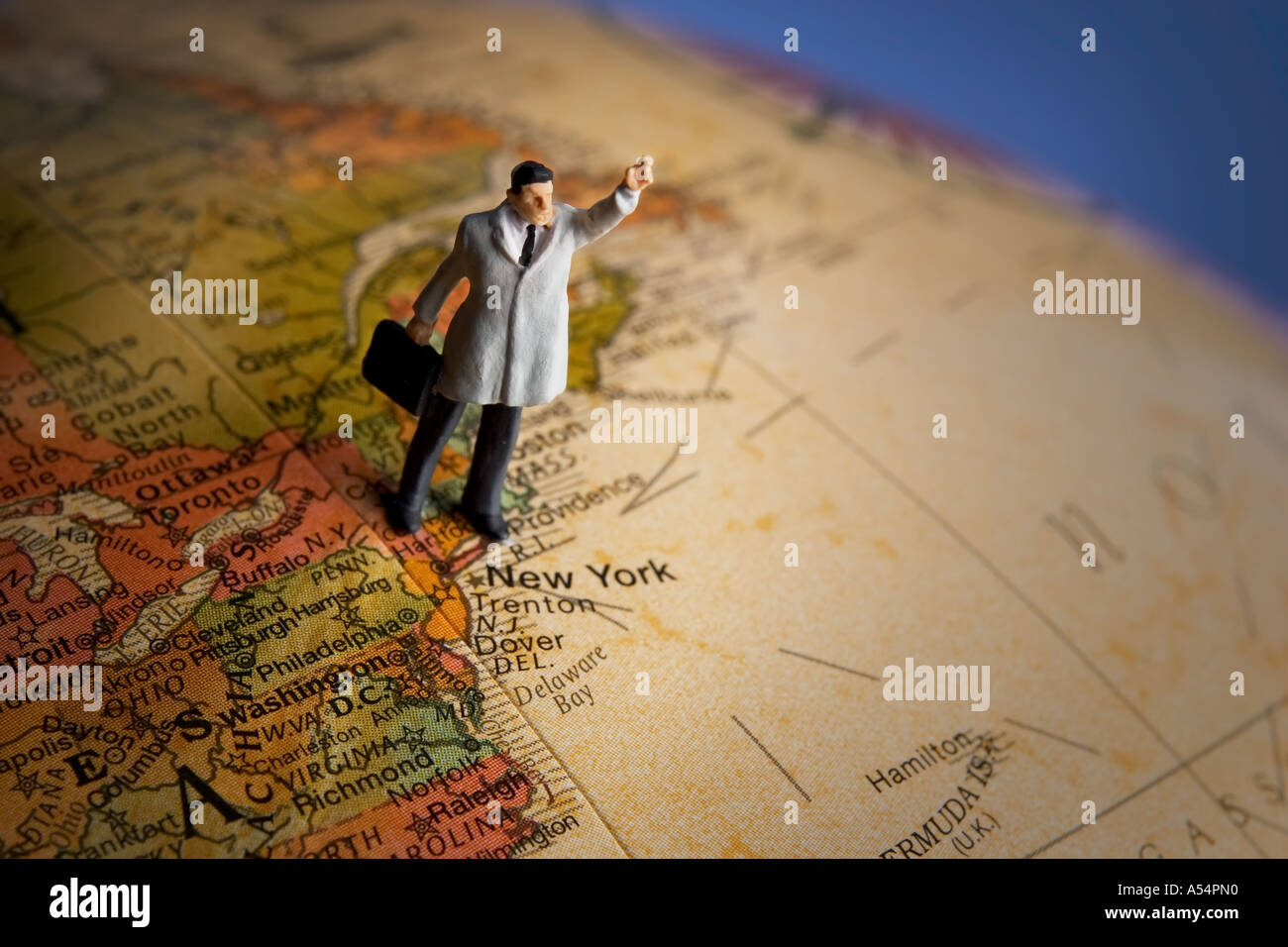 Imprenditore figurina posto da New York su un globo terrestre Foto Stock