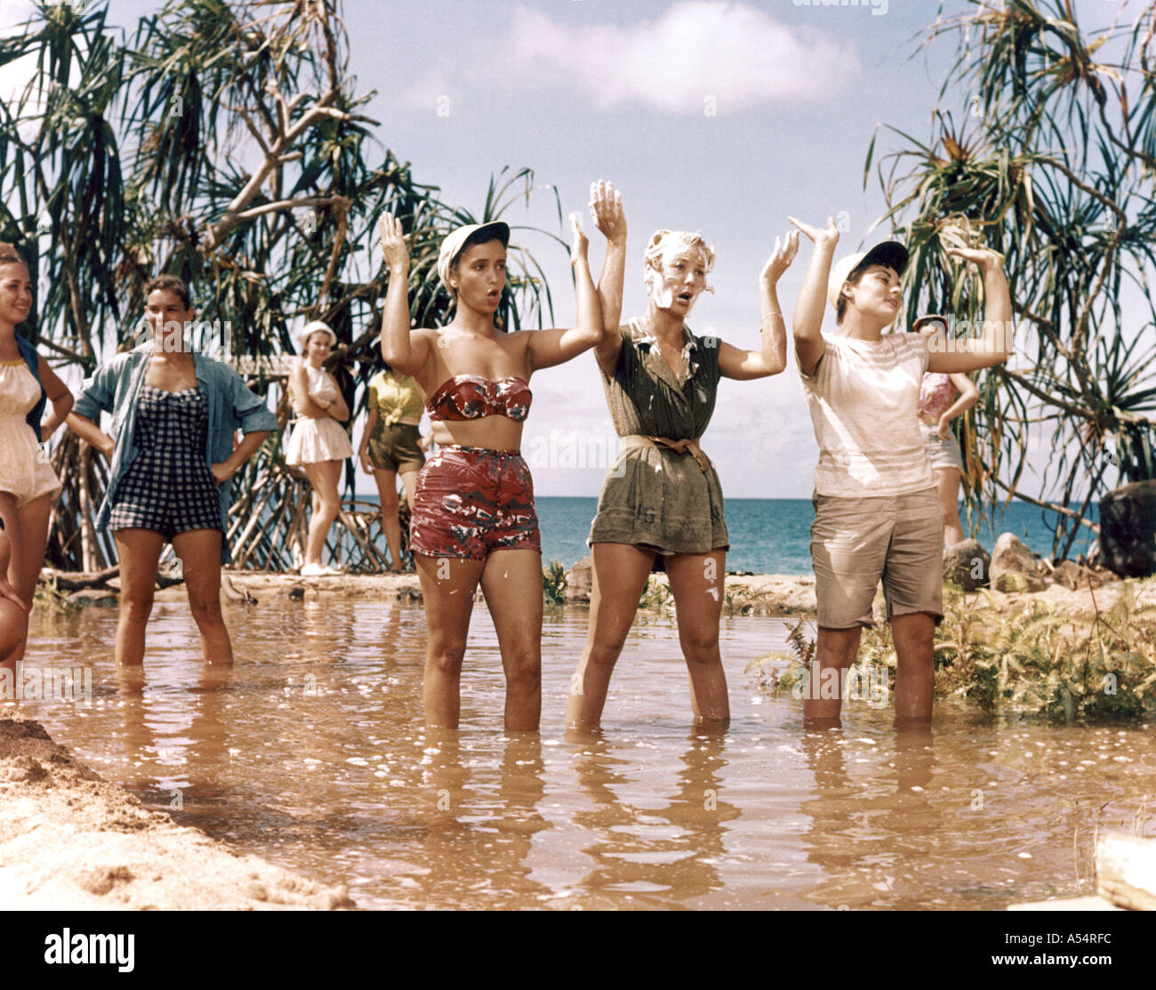 Sud Pacifico 1958 film musicale con Mizi Gaynor secondo da destra nel lavaggio che uomo sequenza Foto Stock