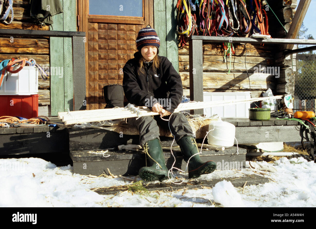 Ragazza svedese rendere tradizionali scarpe di neve in Lapponia svedese oltre il Circolo Polare Artico Foto Stock