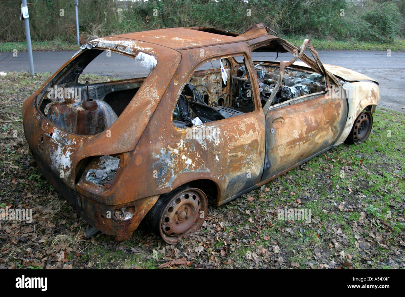 Distrutti e bruciati a guscio di auto Foto Stock