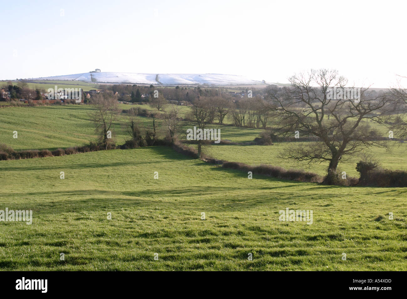 Snow capped Liddington Hill e fresco verde dei campi Foto Stock