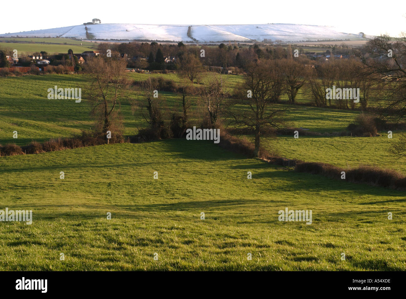 Snow capped Liddington Hill e fresco verde dei campi Foto Stock