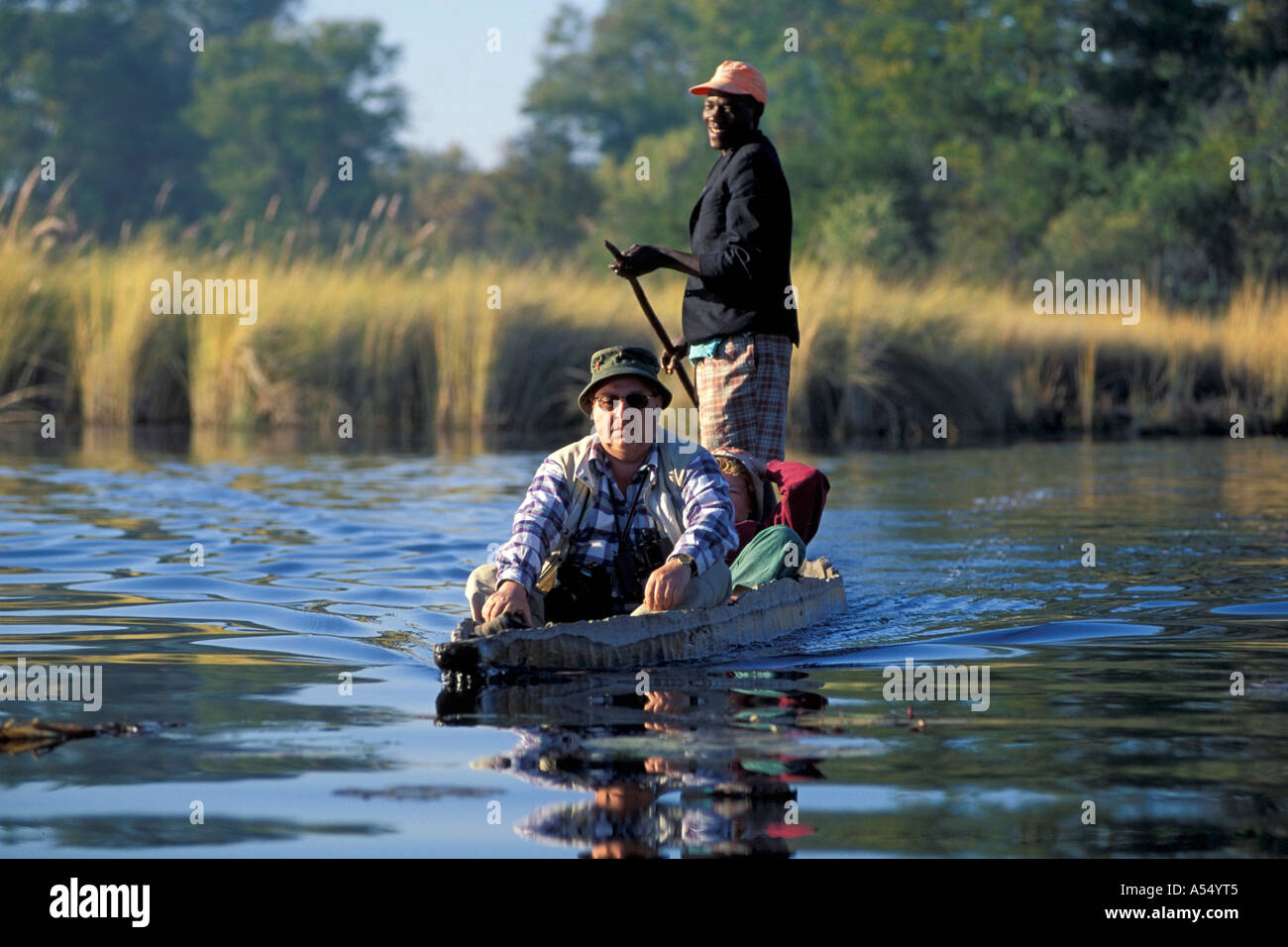 Logboat Mokoro con turistico e guida in Okovango Delta Botswana Foto Stock