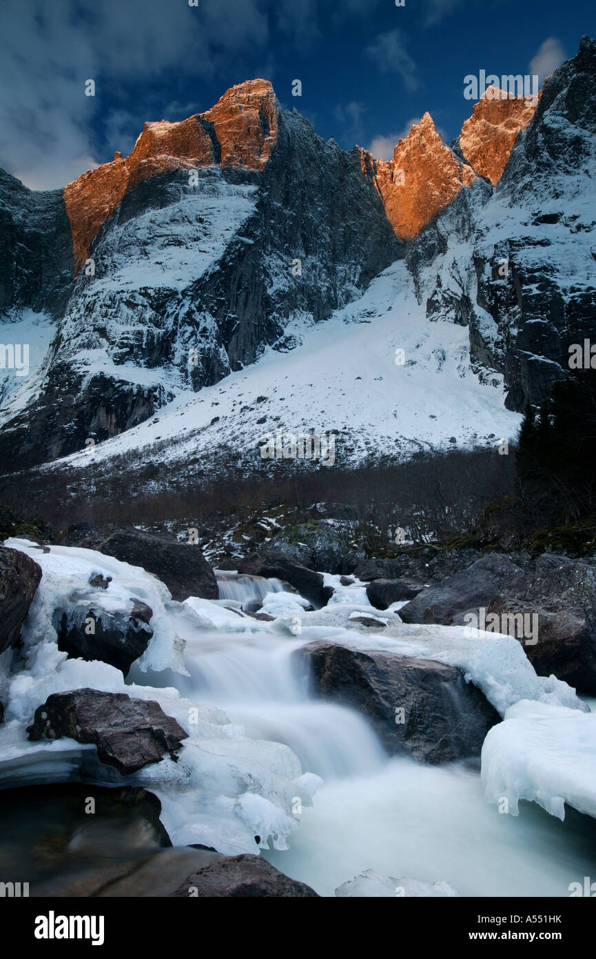 Prima mattina invernale alpenglow su Trollveggen, o il Troll Wall, e le cime Trolltindene nella valle di Romsdalen, Møre og Romsdal, Norvegia, Scandinavia Foto Stock