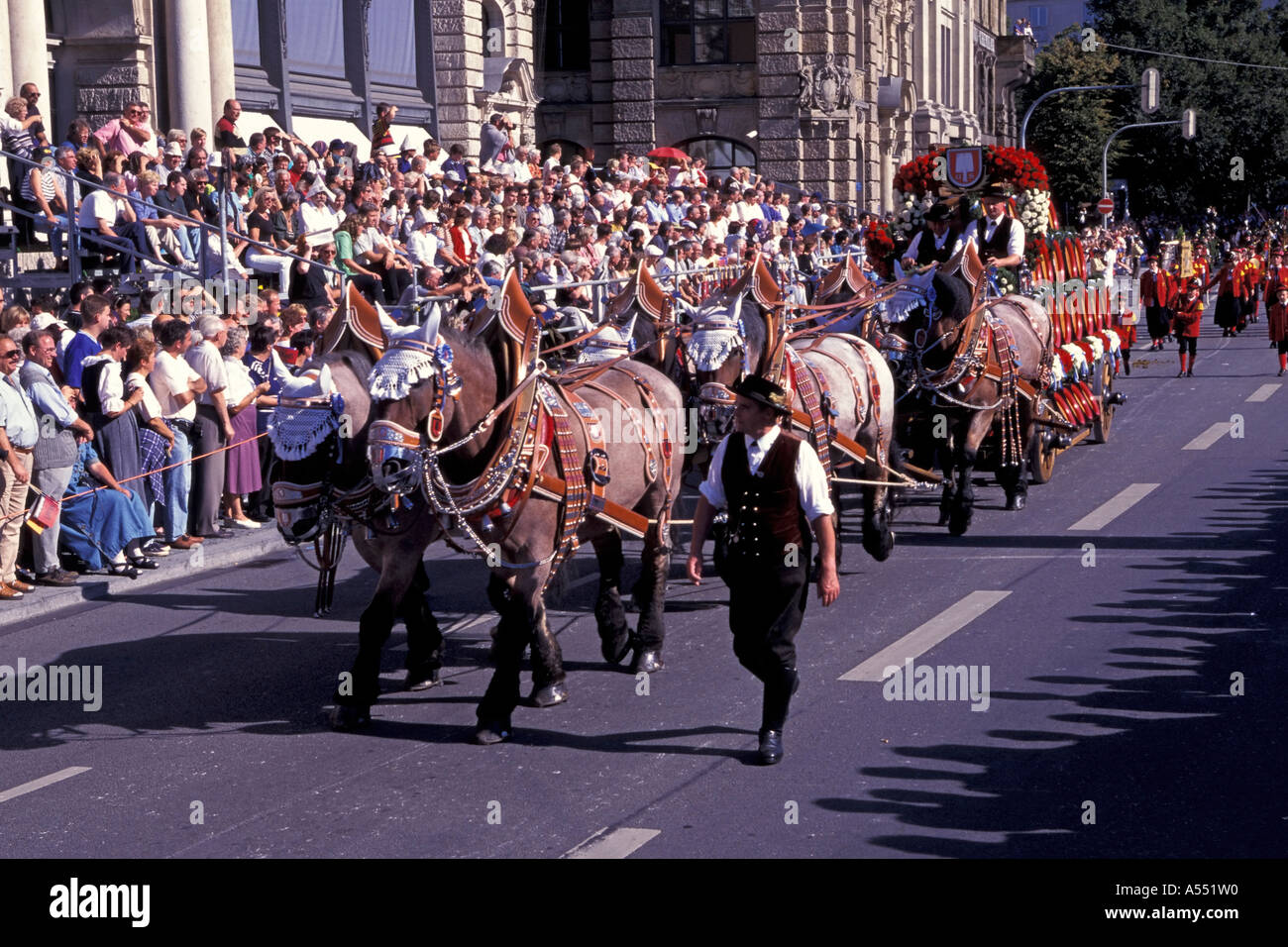 Costume e riflemens processione Oktoberfest Monaco di Baviera Germania Foto Stock