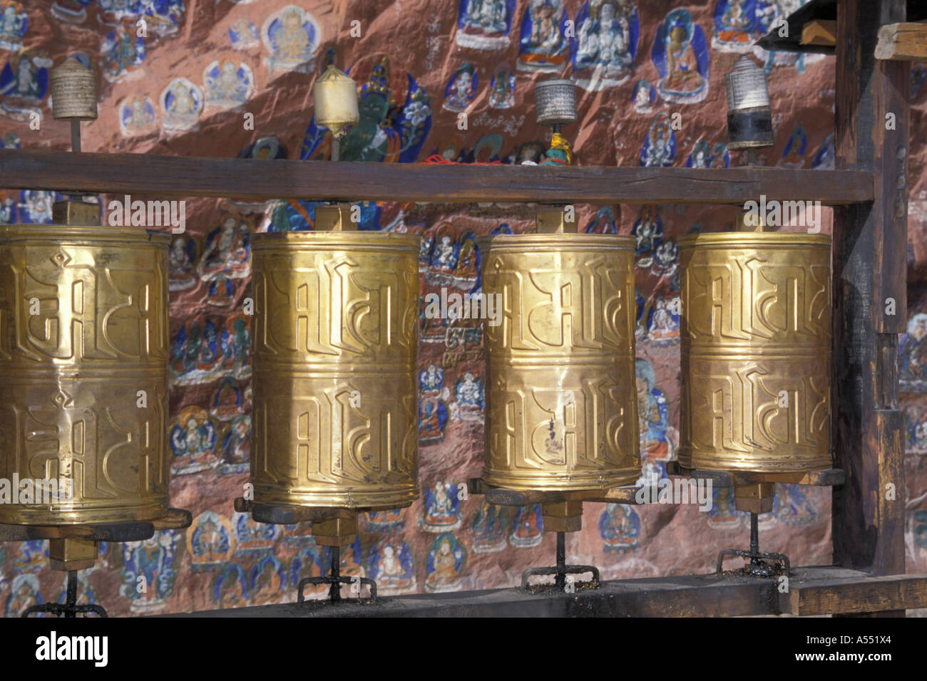 Di colore oro ruote della preghiera ruota in Tibet Foto Stock