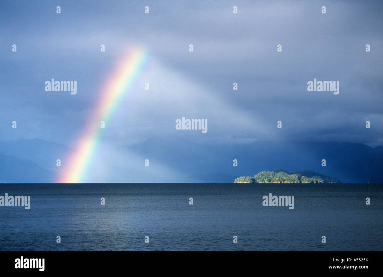 Arcobaleno sul Lago Todos Santos e Isla de las Cabras, Parco Nazionale Vicente Perez Rosales, Cile Foto Stock