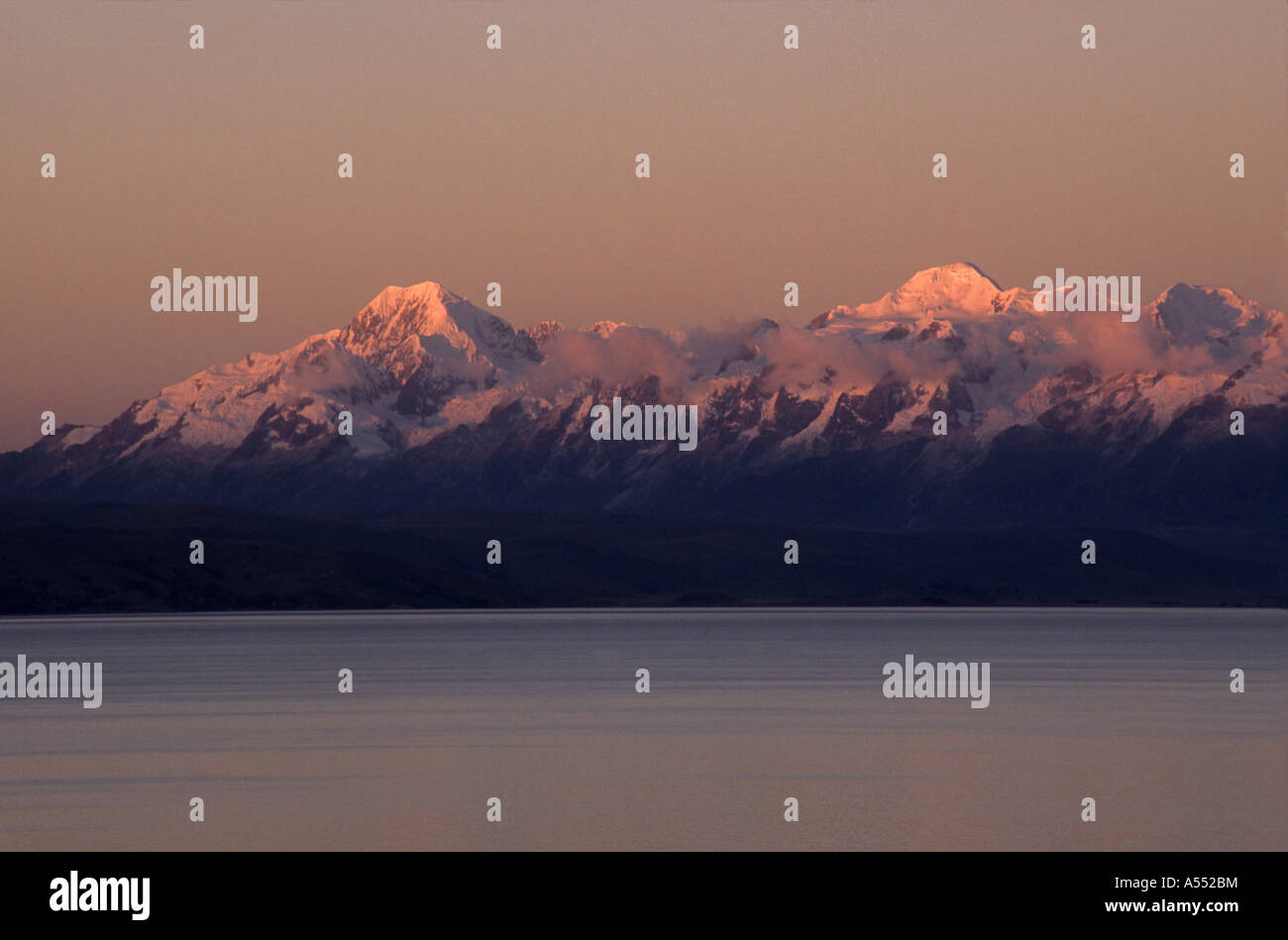 Mts Illampu (L) e Ancohuma (R) al tramonto visto dalla Luna Island / Isla de la Luna, Cordillera Real, il lago Titicaca, Bolivia Foto Stock