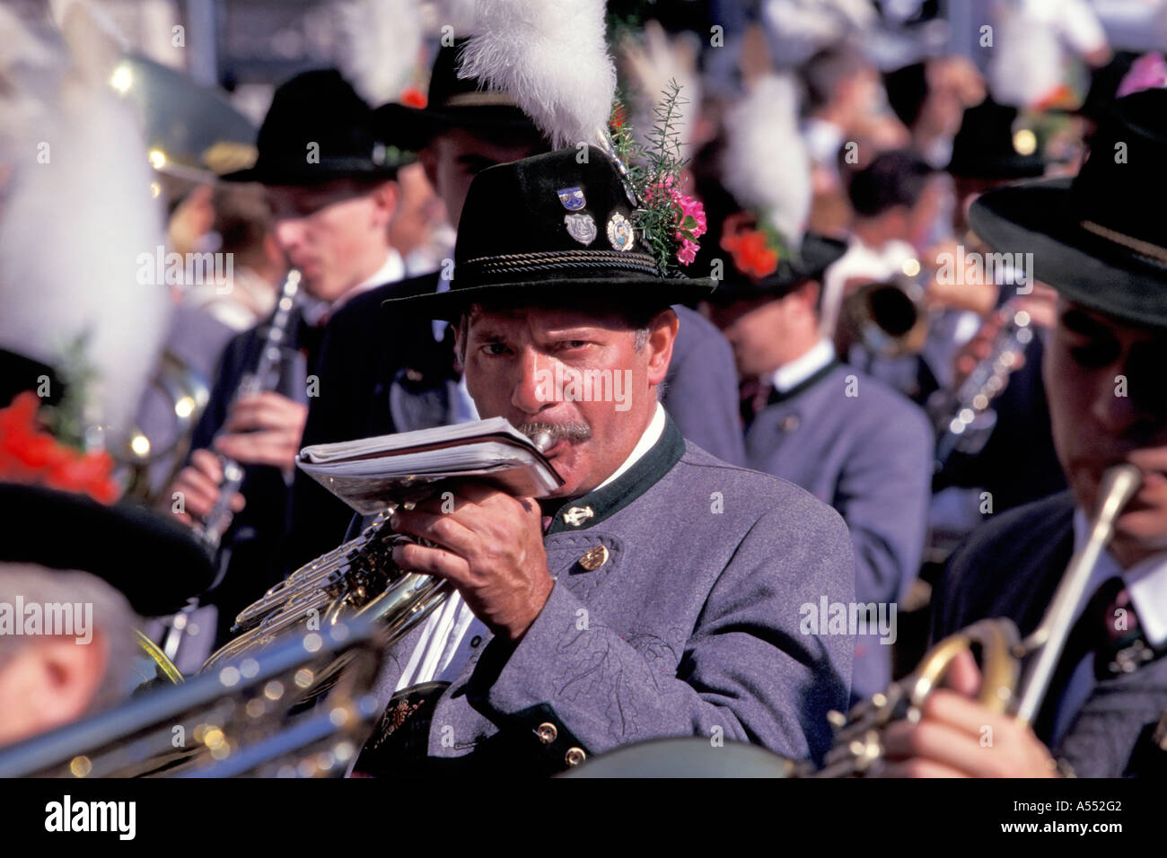 Costume e riflemen's processione Oktoberfest Monaco di Baviera Germania Foto Stock