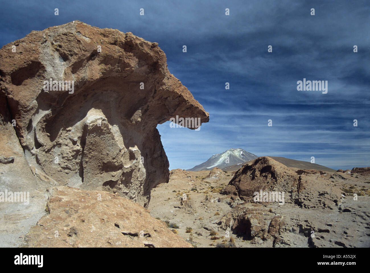 Tufo vulcanico eroso / formazioni rocciose ignimbrite, vulcano Ollagüe sullo sfondo, provincia di Nor / Lipez settentrionale, Bolivia Foto Stock