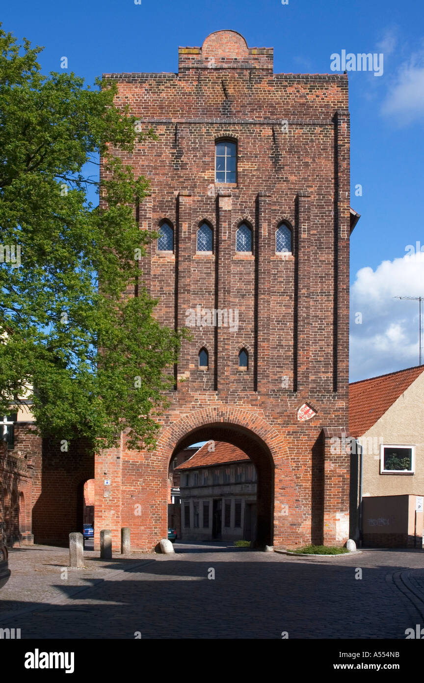 Salzwedel Sachsen-Anhalt Germania Neuperver town gate costruito 1460 a 1470 Foto Stock