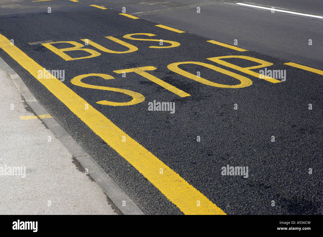 Fermata bus dipinta su strada Foto Stock