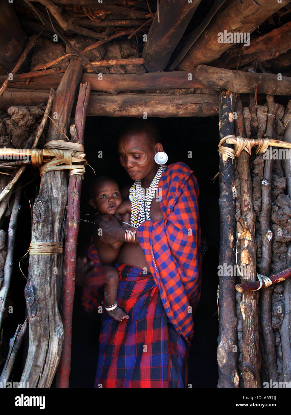 Ip Painet2684 tanzania watatulu tribali bambino madre mwankale 2003 paese nazione in via di sviluppo meno sviluppati dal punto di vista economico Foto Stock