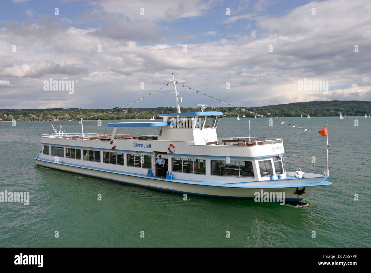 Starnberg, GER, 08. Agosto 2005 - nave passeggeri BERNRIED sul Starnberger See in Baviera. Foto è stato manipolato digitalmente in Foto Stock