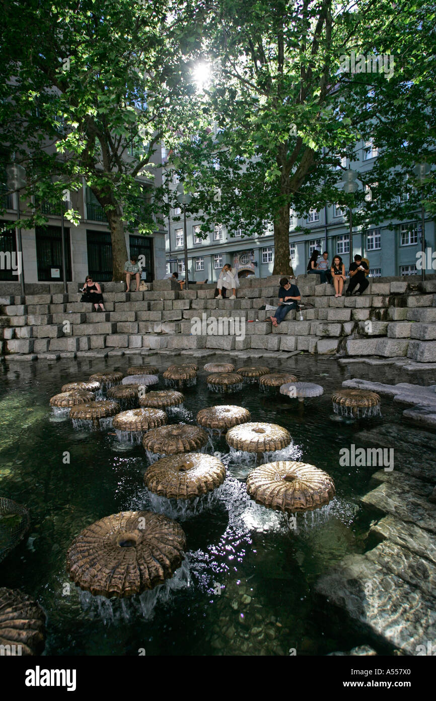 Monaco di Baviera, GER, 01. Giugno 2005 - Fontana a Frauenplatz a Monaco di Baviera Foto Stock