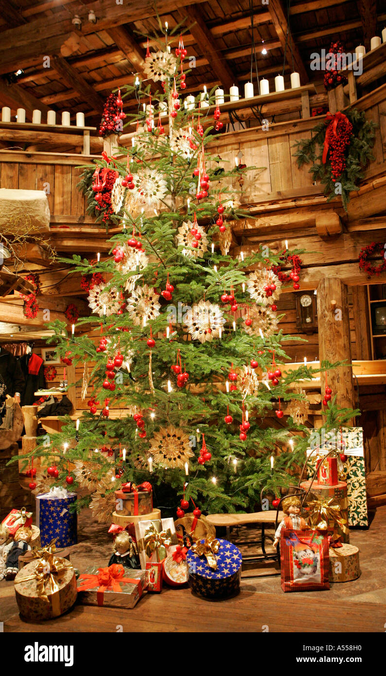 St. Johann, AUT, 29. Nov. 2005 - Presenta sotto un albero di Natale decorato. Foto Stock