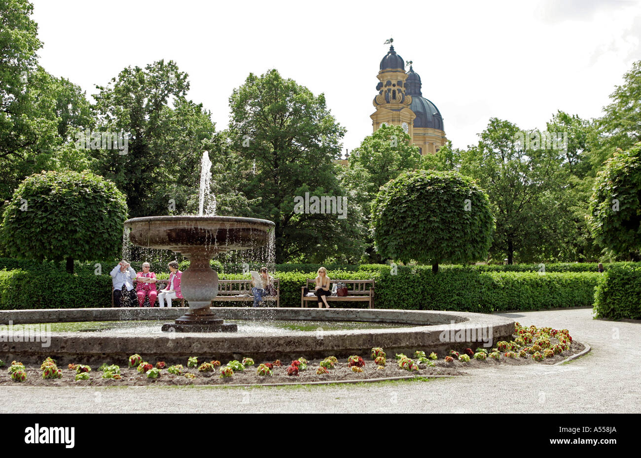 Monaco di Baviera, GER, 01. Giugno 2005 - persone sedute intorno ad una fontana a Monaco di Baviera Hofgarten. Sullo sfondo la chiesa Theatiner è Foto Stock