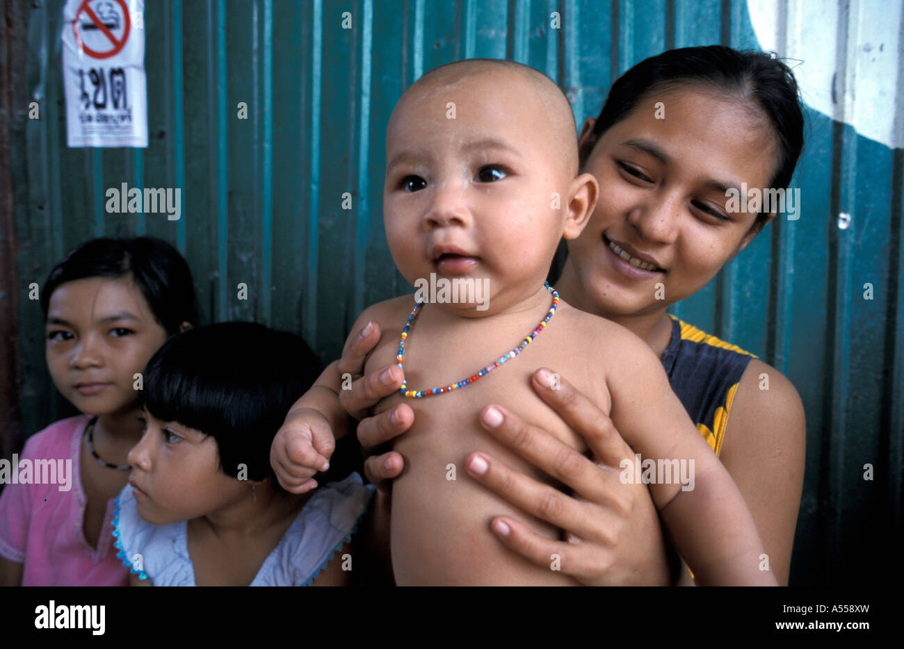 Ip Painet2758 9327 donna baby thailandia profughi birmani phuket country nazione in via di sviluppo meno sviluppati dal punto di vista economico la cultura Foto Stock