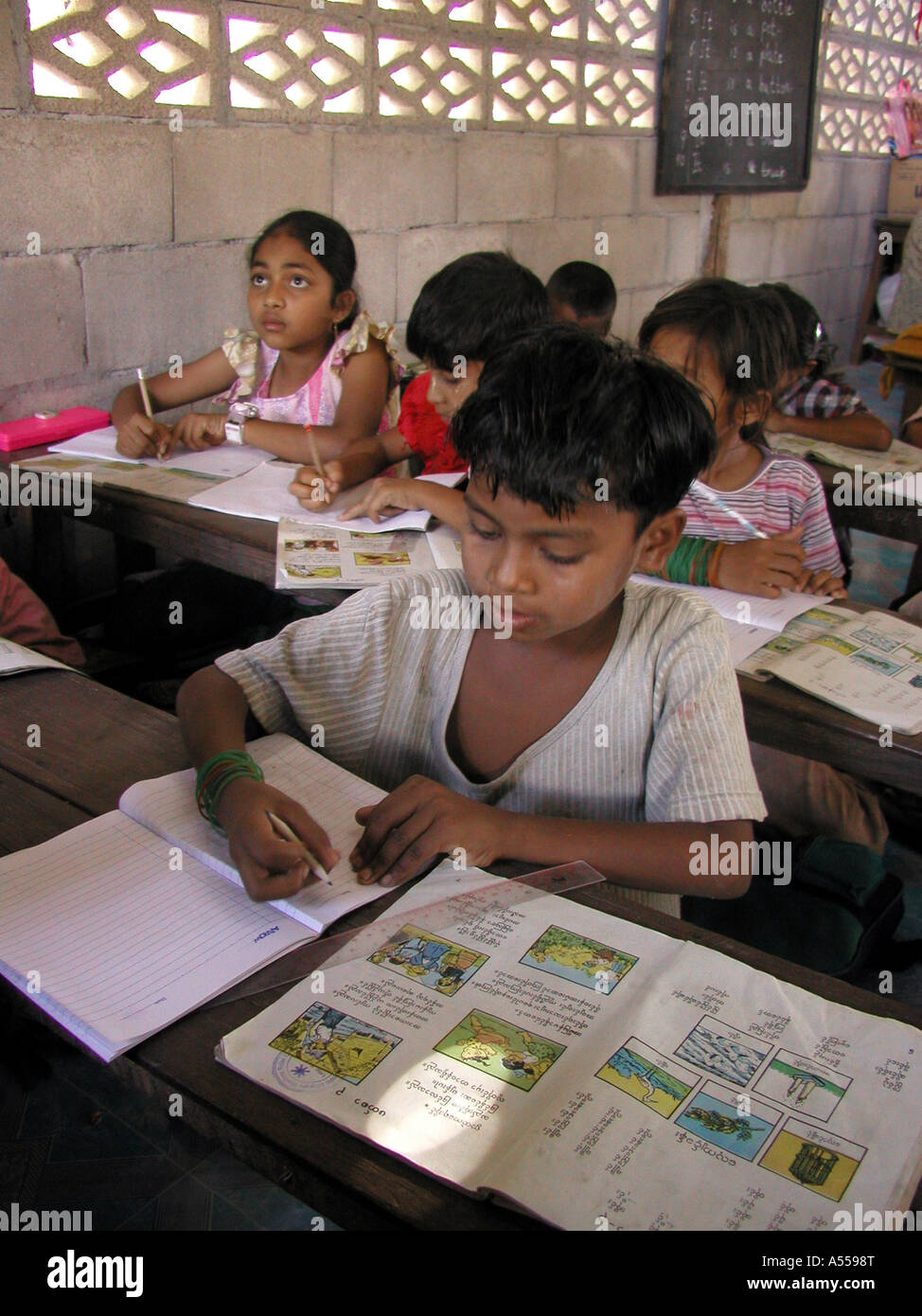 Ip Painet2778 9677 boy iscritto thailandia scuola musulmana per i profughi birmani mae sot paese nazione in via di sviluppo meno Foto Stock