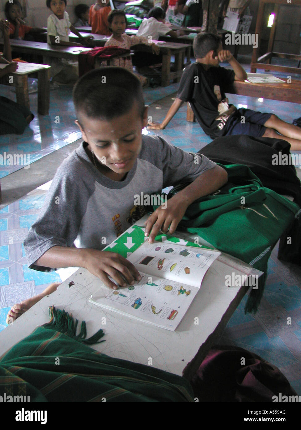 Painet2781 IP 9674 ragazzo lettura thailandia scuola musulmana per i profughi birmani mae sot paese nazione in via di sviluppo meno Foto Stock