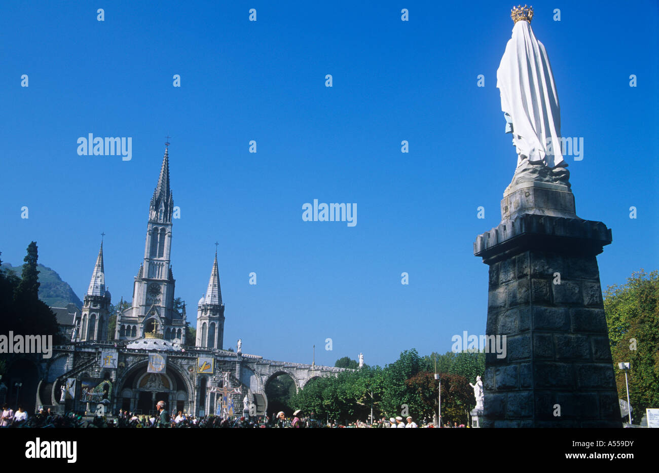 Statua della Vergine Incoronata & Basilique Superieure, Lourdes, Haut Pirenei, Francia Foto Stock