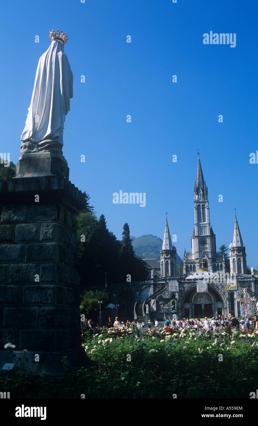 Statua della Vergine Incoronata & Basilique Superieure, Lourdes, Haut Pirenei, Francia Foto Stock