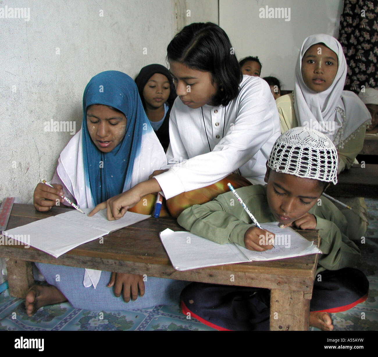 Ip Painet2789 9687 bambini thailandia musulmana della scuola per i profughi birmani mae sot paese nazione in via di sviluppo meno economicamente Foto Stock