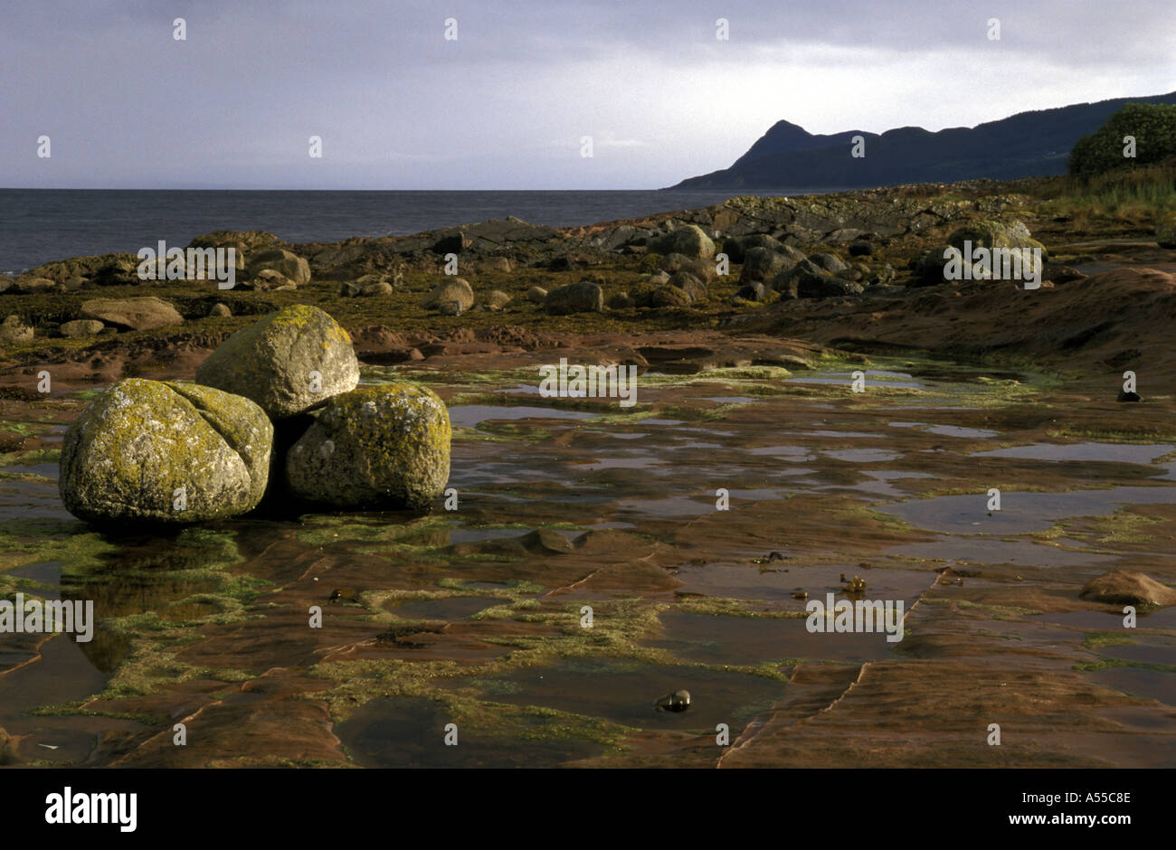 Punto MERKLAND ISLE OF ARRAN Scozia guardando attraverso la baia di BRODICK VERSO CLAUCHLANDS POINT Foto Stock