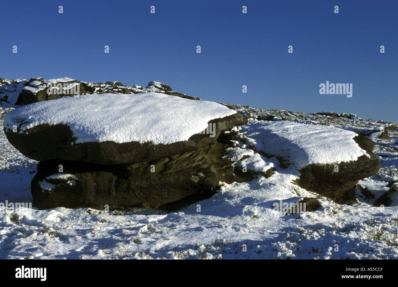 Neve sui massi GRITSTONE macina bordo vicino a Hathersage parco nazionale di Peak District DERBYSHIRE Foto Stock