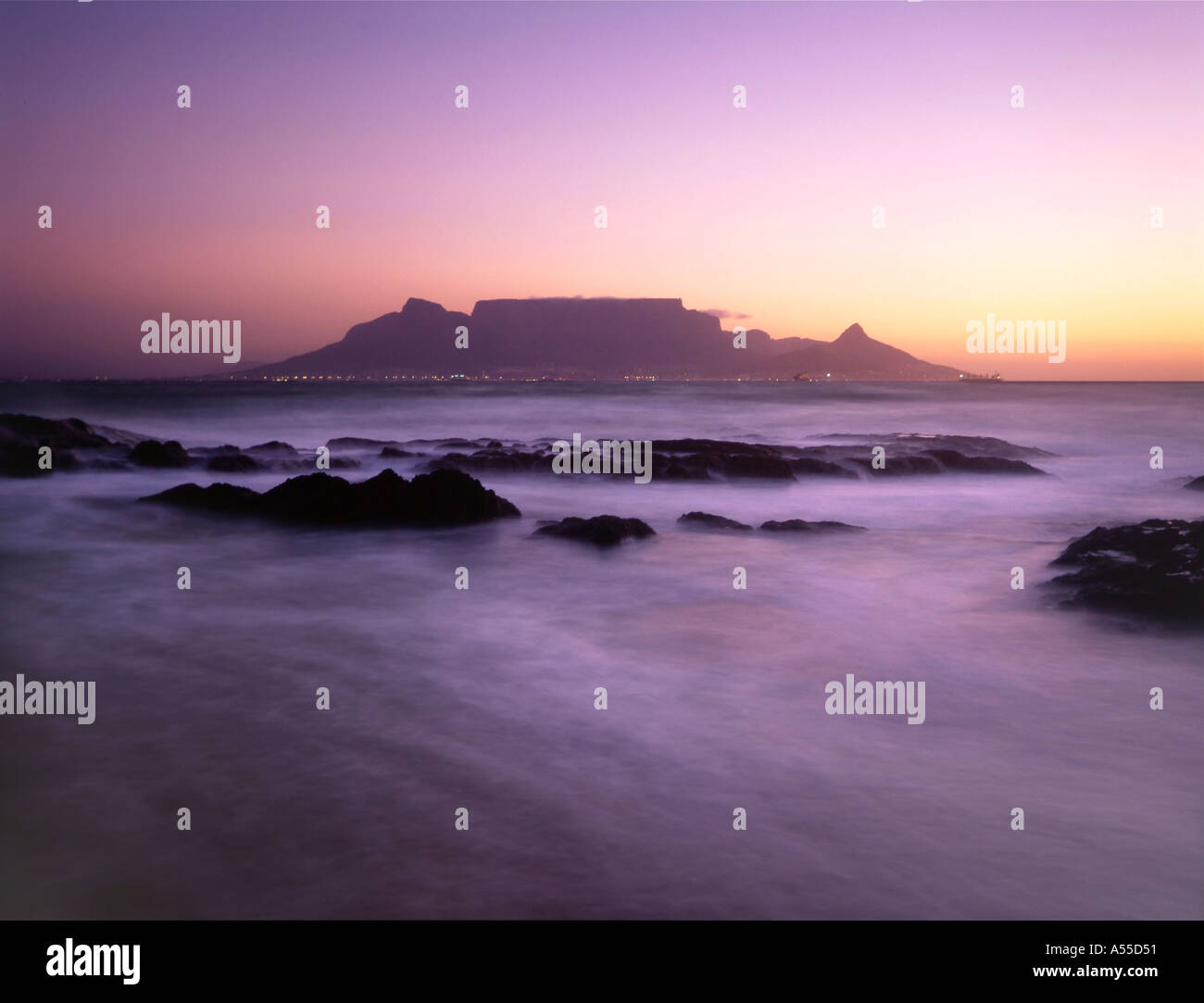 La Table Mountain e Cape Town al tramonto da Bloubergstrand Foto Stock