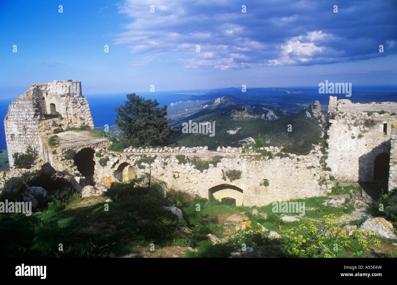 Visualizza in basso la penisola di Karpaz, Castello di Kantara, Cipro del Nord, T.R.N.C. Foto Stock