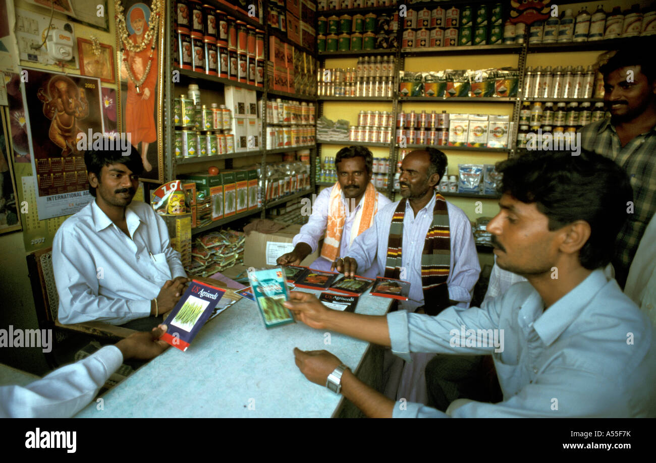 Painet ik0487 uomini maschi india gli agricoltori fertilizzanti sementi shop mulbaghal karnataka stock principali gm ibrido semi importati negli Stati Uniti 2003 Foto Stock