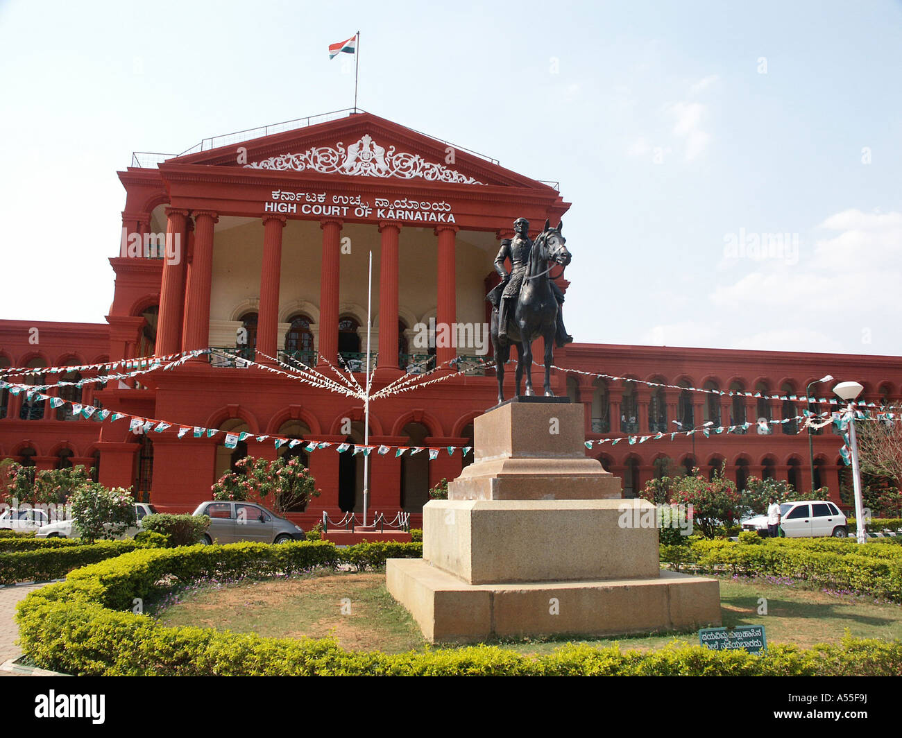 Painet ik0510 india alta corte edificio karnataka statua sir mark cubborn bangalore paese nazione in via di sviluppo dal punto di vista economico Foto Stock