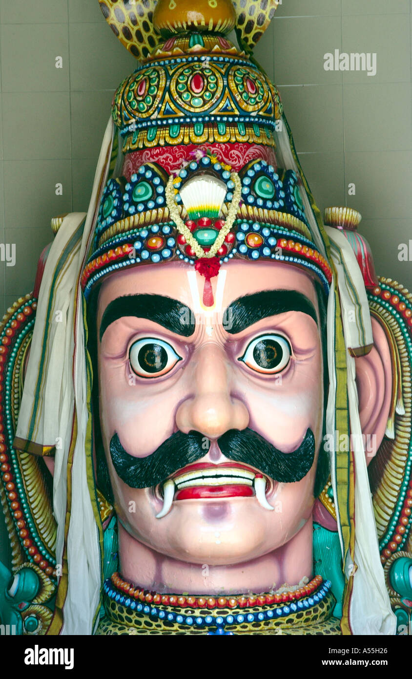 Ornano la maschera per il viso presso il Tempio Hindu Sri Mariamman in Singapore s Chinatown Foto Stock