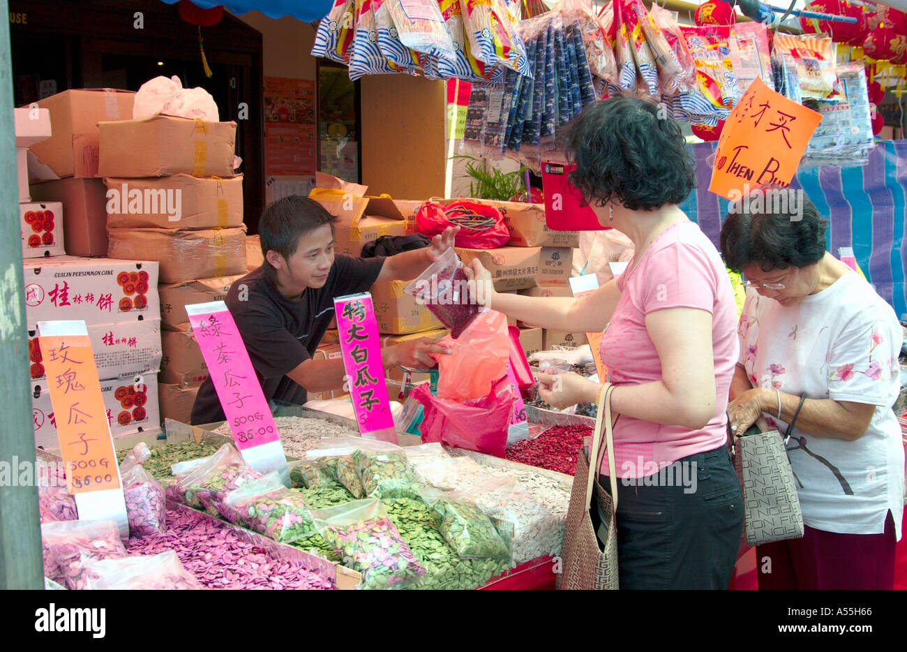 Frutta e produrre mercato all'aperto nella Chinatown di Singapore Foto Stock
