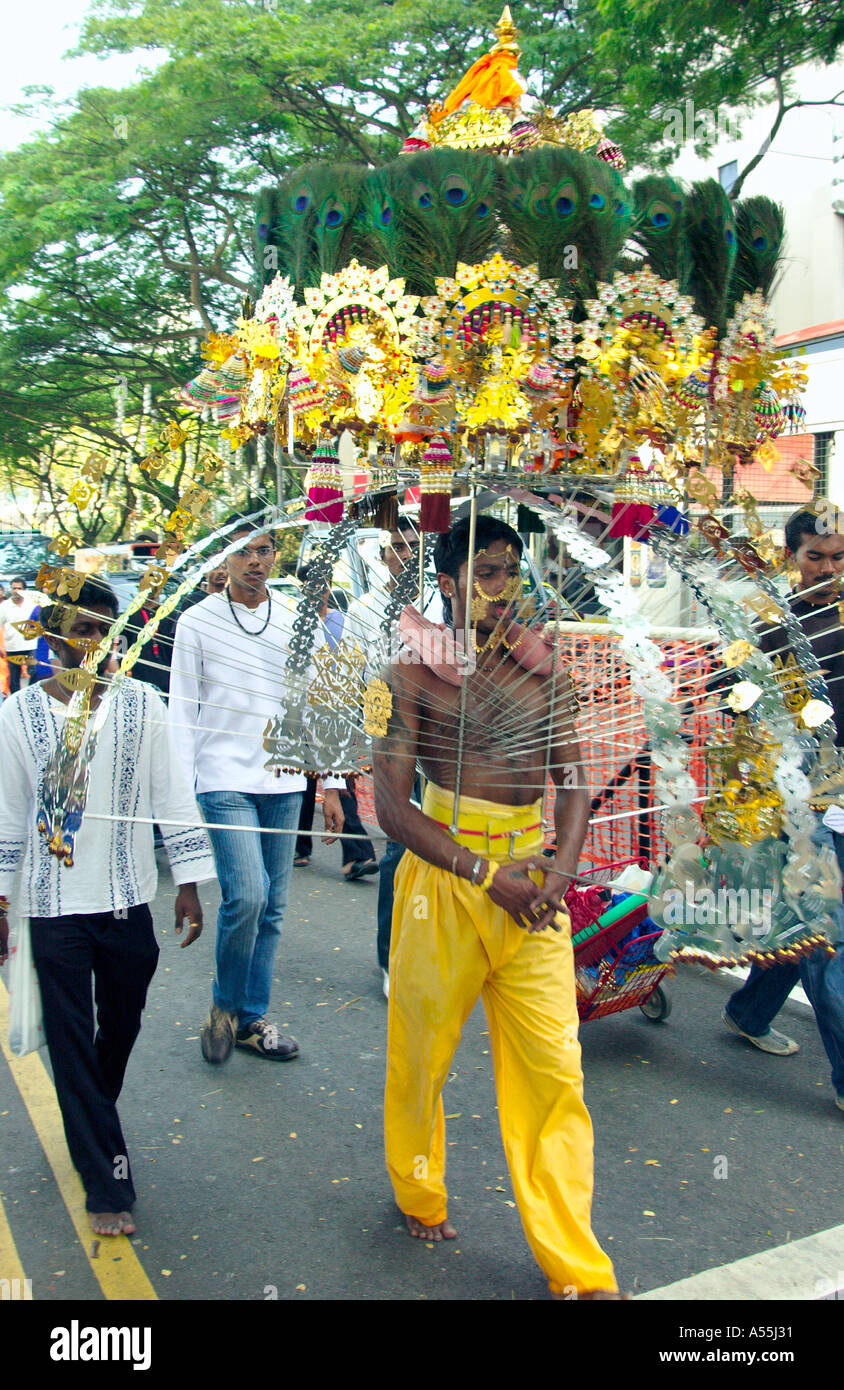 Thaipusam Festival 2005 a Singapore con devoti indù in abiti etnici body piercing e processioni Foto Stock
