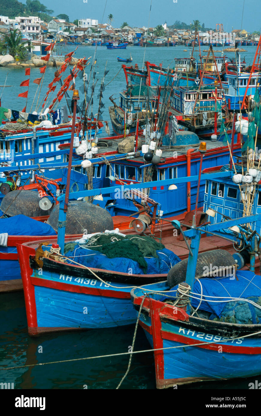 Barche colorate ormeggiato a Nha Trang Bay Nha Trang Vietnam Foto Stock