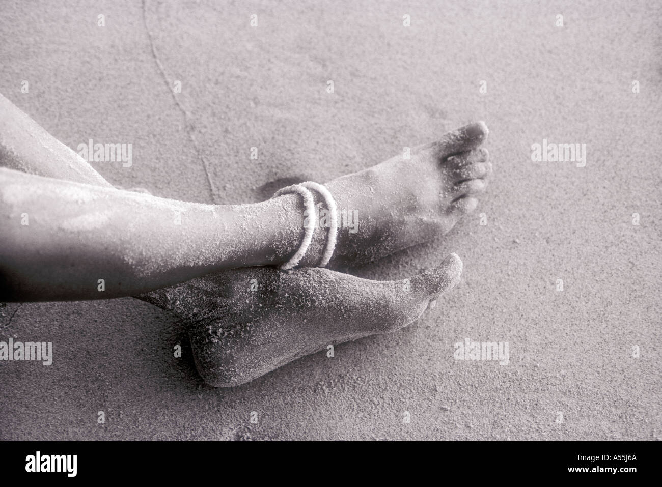 Piedi di donna sulla spiaggia sabbiosa Modello rilasciato foto Foto Stock