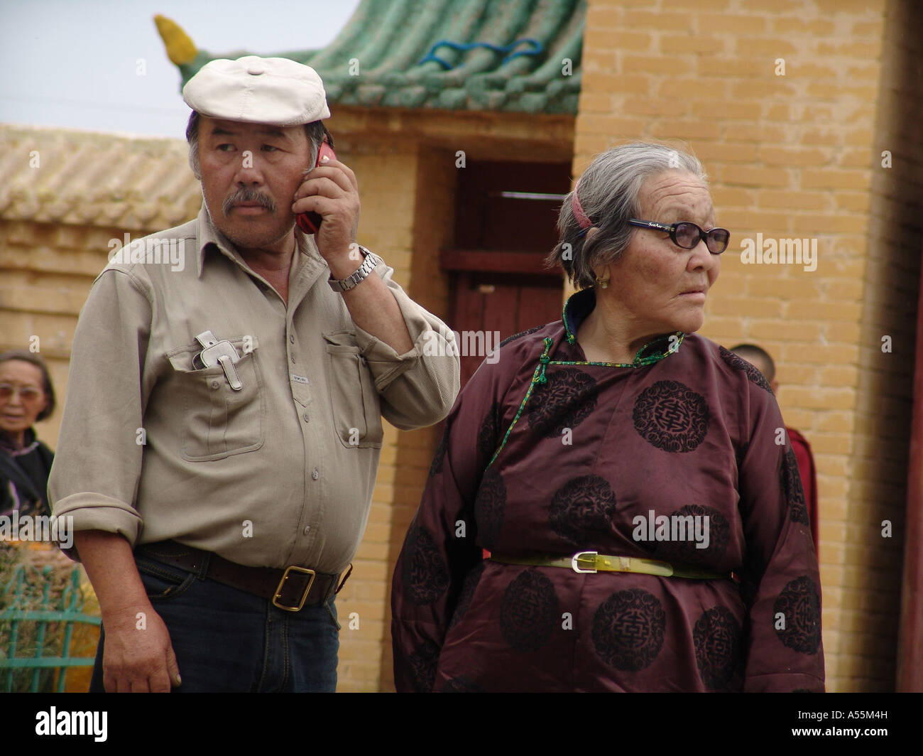 È Painet1472 mongolia anziani vecchia coppia monastero gandan ulaan baatur uomo parla cellulare paese nazione in via di sviluppo meno Foto Stock