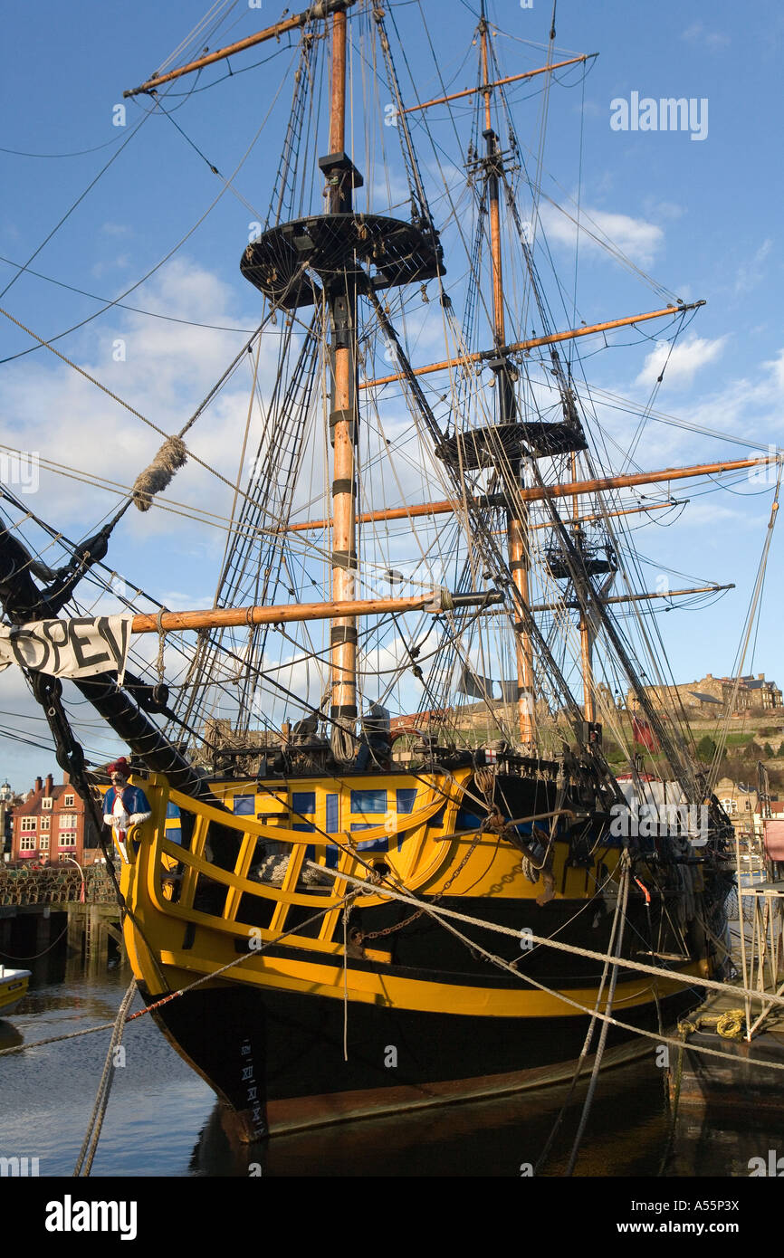 Vecchia nave nel porto di Whitby nel Nord Yorkshire costa. Regno Unito Foto Stock