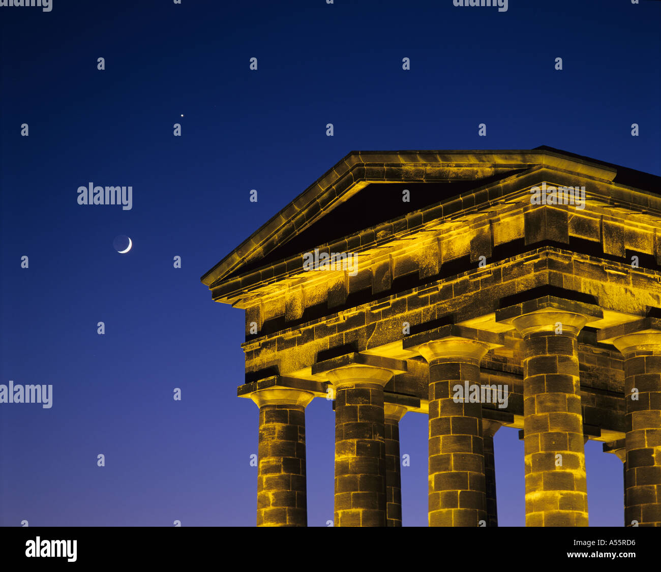 Penshaw monumento di Tyne and Wear mostrato qui di notte England Regno Unito con la luna e una stella Foto Stock